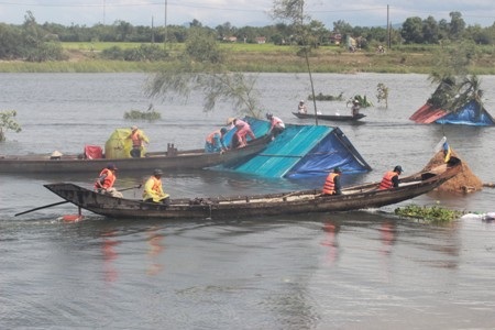 Cứu người trong tình huống bị ngập sâu.