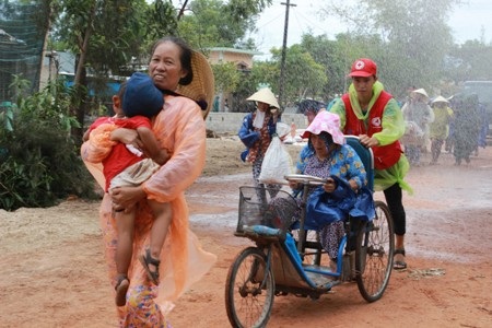 Di dân đến nơi an toàn để tránh bão
