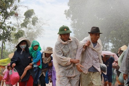 Di dân đến nơi an toàn để tránh bão