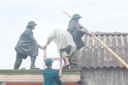 Các lực lượng giúp dân chằng chéo nhà cửa..
