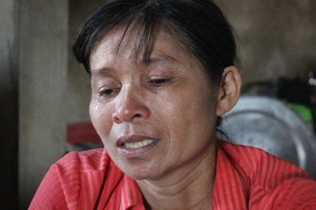 Từ ngày chồng mất, một mình chị Khuê phải nhọc nhằn lao động nuôi 4 đứa con