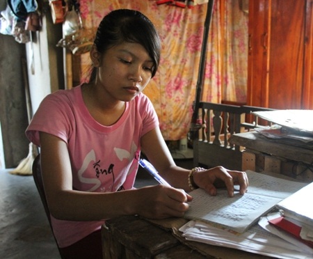 Nơi Thảo ngồi học bài cũng hết sức tạm bợ, mẹ em phải kê bằng hai cái sọt