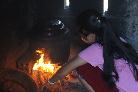 Cứ chập tối, Thảo lại giúp mẹ đun nước làm bánh để đem bán