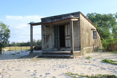 Căn nhà mấy mẹ con chị Khuê đang ở đã xuống cấp, không đủ sức chống chọi về mùa mưa