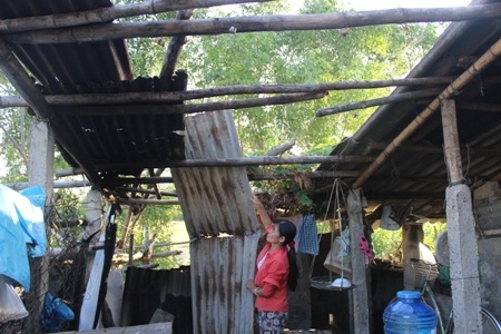 Chị Khuê sửa lại phần mái phía sau nhà bị gió cuốn bay