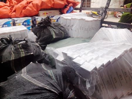 Thu giữ lô hàng lậu giá trị hàng trăm triệu đồng - 1 Số hàng này đều không có nguồn gốc xuất xứ hợp pháp