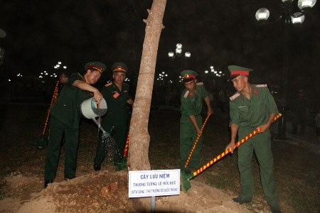 Trồng cây lưu niệm trong khuôn viên nghĩa trang