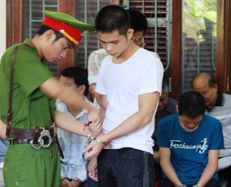 Hai bị cáo có mặt tại tòa