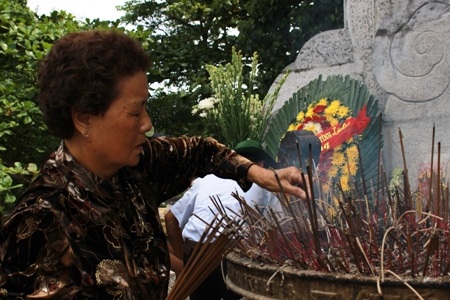 Dâng hương tại đài chính Nghĩa trang Trường Sơn