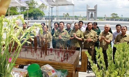Đoàn cựu chiến binh tỉnh Hà Tĩnh dâng hương viếng các anh hùng, liệt sĩ tại Nghiã trang đường 9