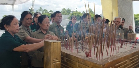 Kính cẩn dâng hương lên các liệt sĩ