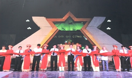 Dâng hương tại đài chính Nghĩa trang Trường Sơn