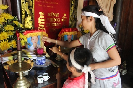 Tương lai mờ mịt của hai đứa trẻ mồ côi cha