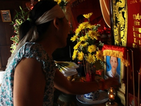 Chị Nhung quá đau buồn trước sự ra đi đột ngột của chồng và con gái