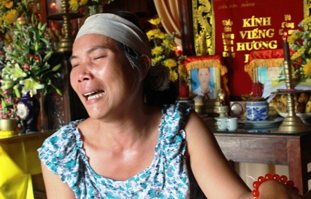 Chị Nhung khóc trong nấc nghẹn khi kể lại sự việc đau lòng không may xảy ra với chồng và con chị