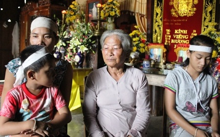 Tương lai mờ mịt của hai đứa trẻ mồ côi cha