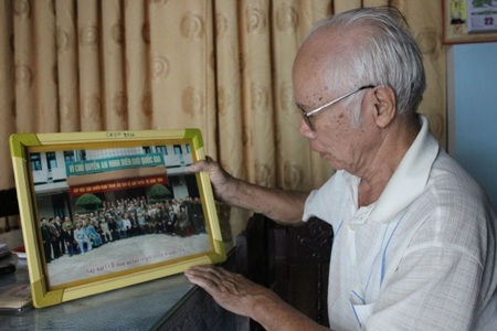 Ông Thạc xem lại bức ảnh ông chụp với đồng đội là những 