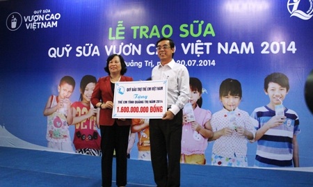 Bà Phạm Thị Hải Chuyền trao 1,6 tỷ đồng do Quỹ bảo trợ trẻ em Việt 