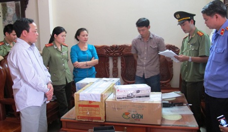 Cơ quan Công an đọc lệnh bắt giam cậu Thủy và Duyên