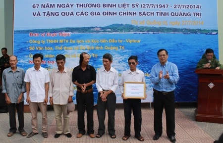 Đại diện Qũy hoài niệm chiến trường xưa trao quà cho thân nhân các gia đình liệt sĩ 