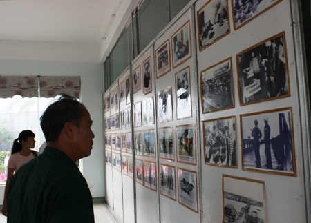 Các cựu chiến binh tham quan các kỷ vật, tư liệu lịch sử tại 