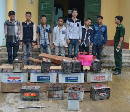 Các đối tượng cùng một số tang vật bị thu giữ (Ảnh Ph.T)