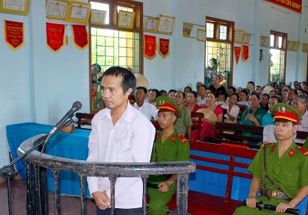 Nghi ngoại tình, dùng gậy gỗ giết vợ - 1 Bị cáo Trần Văn Chí tại phiên tòa