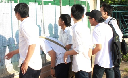 Học sinh theo dõi thông tin tuyển sinh