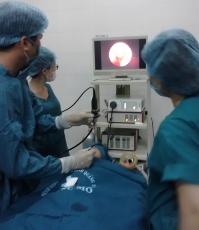 Gắp thành công con vắt trong sống mũi bệnh nhi 2 tuổi - 2 Các bác sĩ tiến hành gây mê và gắp dị vật trong sống mũi bệnh nhân