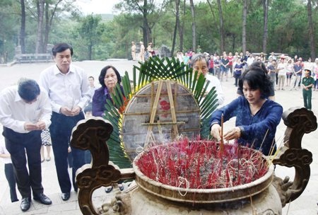 Bộ LĐTB-XH trao quà cho trẻ khó khăn - 1 Đoàn công tác dâng hương, dâng hoa viếng các anh hùng, liệt sĩ tại Nghĩa trang Trường Sơn...
