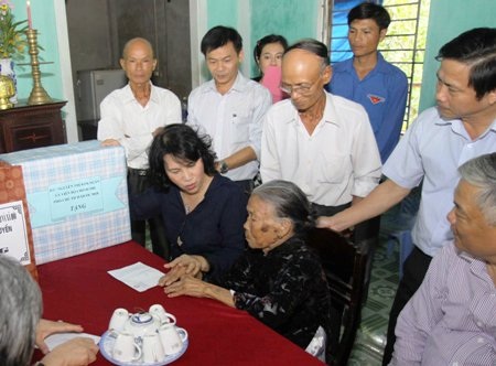 Bộ LĐTB-XH trao quà cho trẻ khó khăn - 2 ... và thăm thân nhân những người có công với cách mạng tại tỉnh Quảng Trị