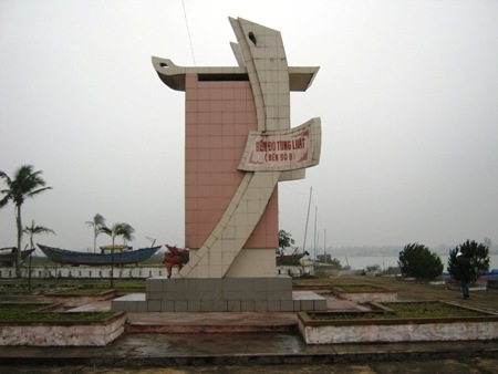 Du khách tham quan làng địa đạo Vịnh Mốc