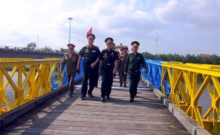 Một vị khách xem lại những bức ảnh lịch sử tại nhà trưng bày vĩ tuyến 17