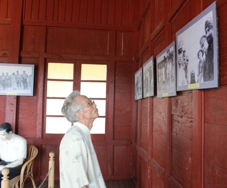 Một vị khách xem lại những bức ảnh lịch sử tại nhà trưng bày vĩ tuyến 17