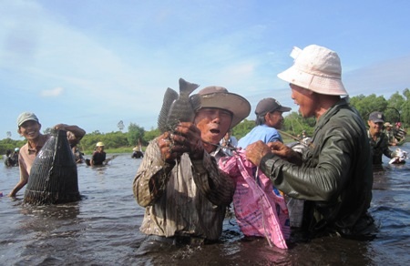 Một cụ ông phấn khởi khi bắt được cá