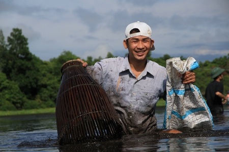 Vẻ mặt tươi cười của những người tham gia lễ hội