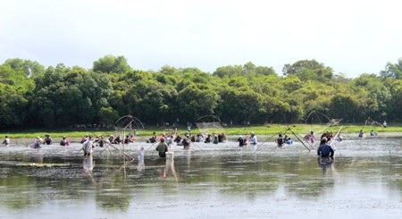 Hàng trăm người dân tham gia lễ hội phá Trằm
