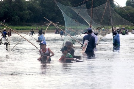 Nhiều học sinh cũng tham gia hội phá Trằm