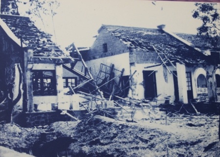 Trường cấp 3 Vĩnh Linh bị bom đạn tàn phá 