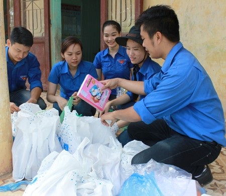 Chuẩn bị quà trao tặng các em