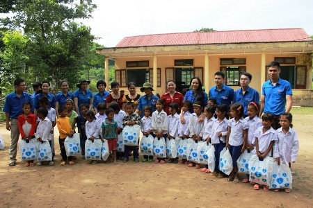 Chuẩn bị quà trao tặng các em