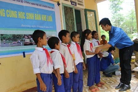 Trao quà cho các bạn học sinh có hoàn cảnh đặc biệt khó khăn