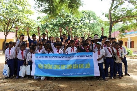 Nhóm tình nguyện chụp ảnh lưu niệm với các em học sinh 