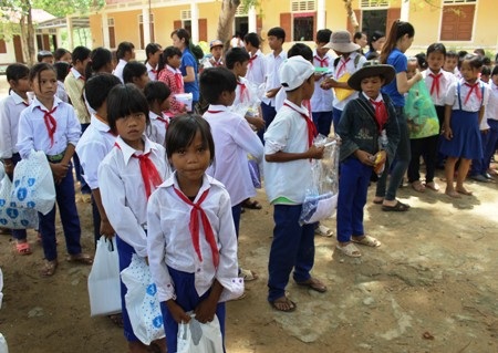 Nhóm tình nguyện chụp ảnh lưu niệm với các em học sinh 