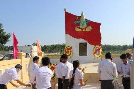 Ngôi mộ tập thể 39 học sinh K8