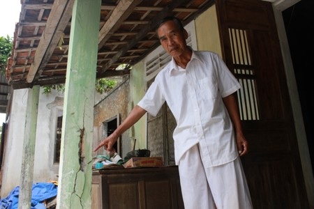 Nhiều trụ nhà ông Đen đã bị rạn nứt