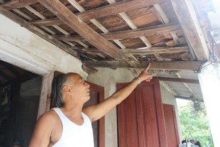 Phần trước mái cũng đã bị mục ruỗng, hư hại