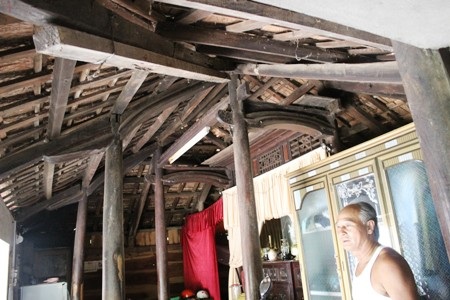 Do bị xuống cấp nên ông Lễ phải gia cố tạm mái nhà bằng thanh gỗ để chống đỡ vào mùa mưa