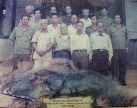 Ông Lê Xuân Vy (đeo kính, bên phải hàng thứ nhất) trong lần gặp mặt các đồng đội