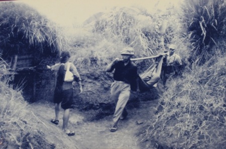 Công tác cứu thương cũng diễn ra trong lòng địa đạo